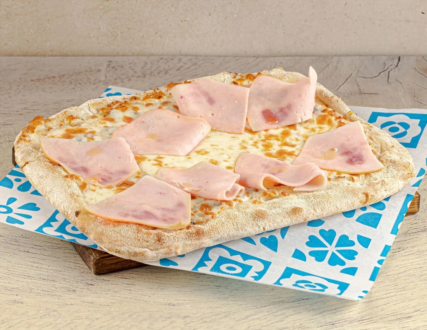 Пицца с ветчиной и грибным соусом