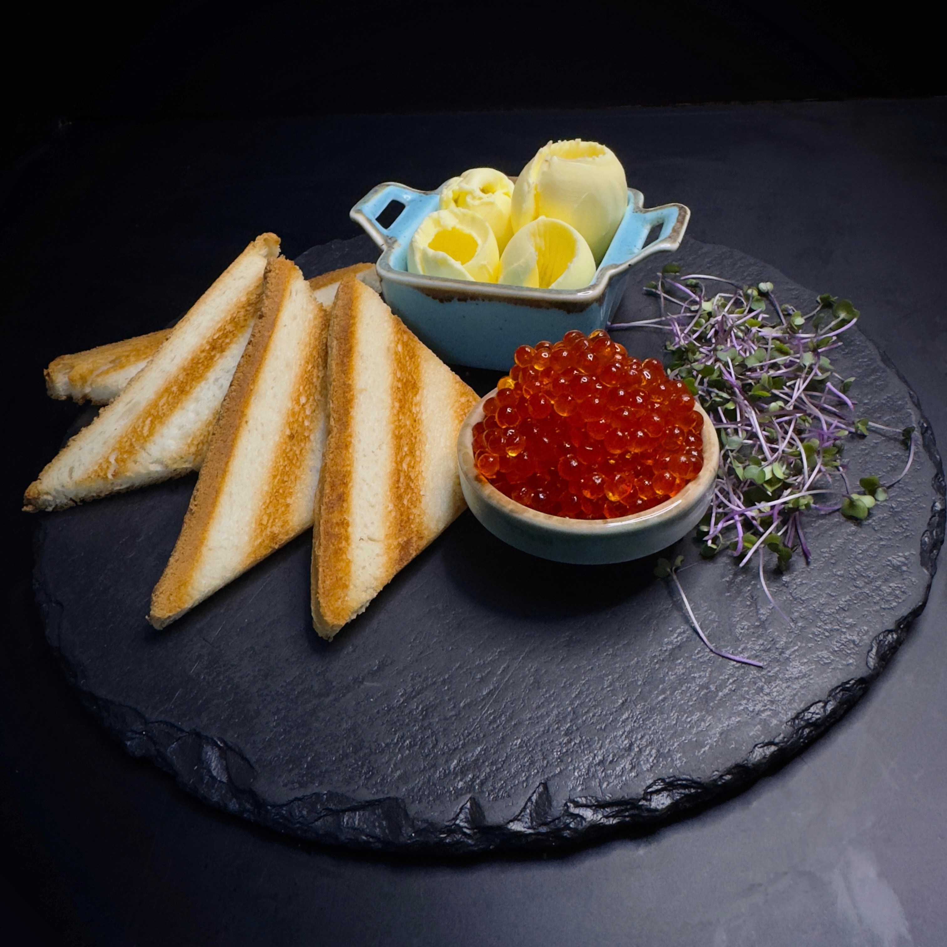 Красная икра с гренками и маслом Красная икра с гренками и маслом