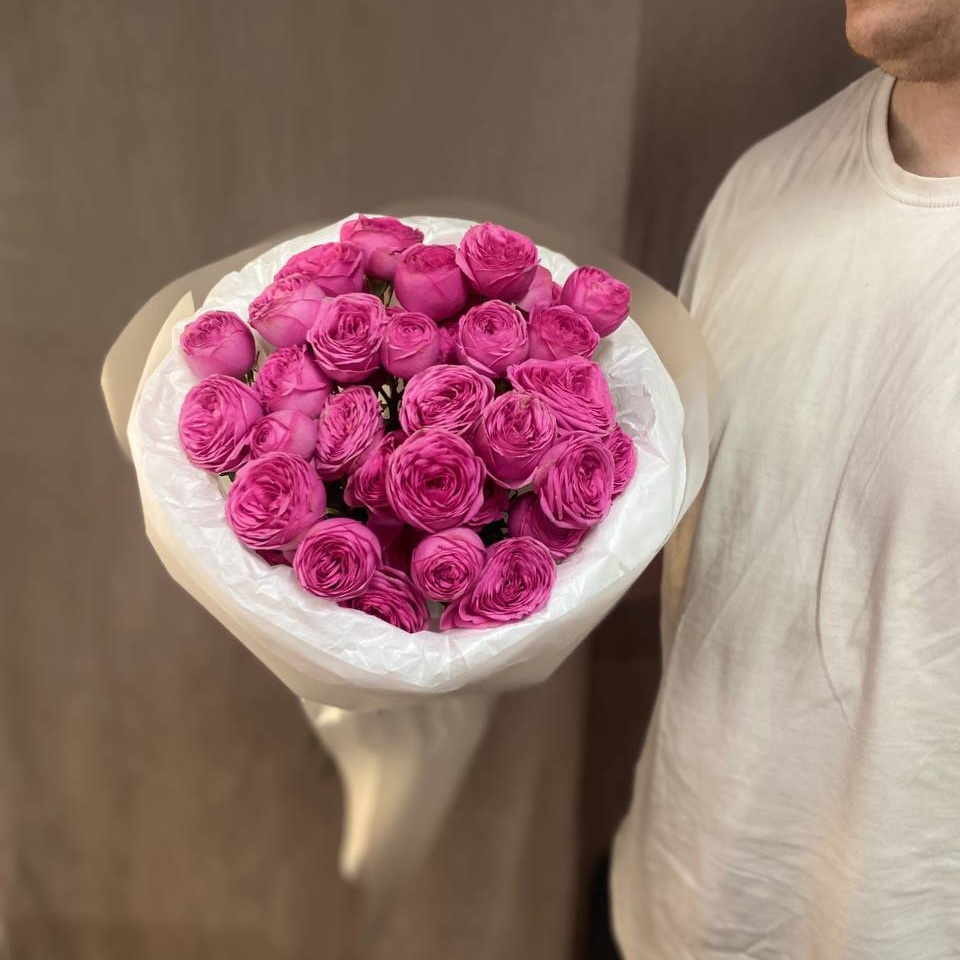 Букет из 7 кустовых пионовидных роз