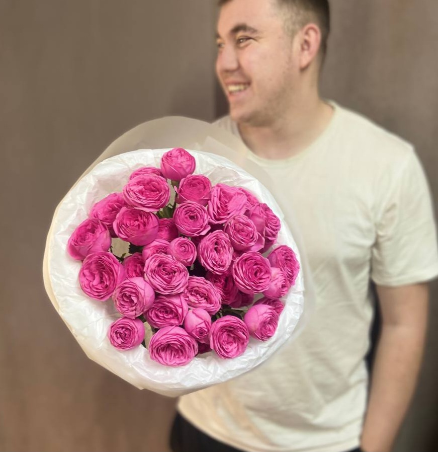 Букет из 7 кустовых пионовидных роз №3