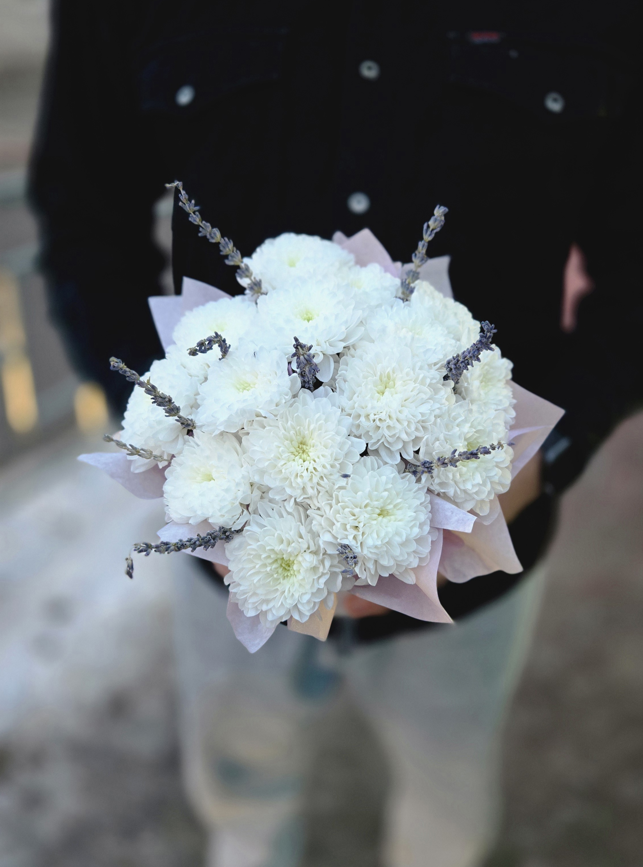 Композиция из кустовой хризантемы и лаванды