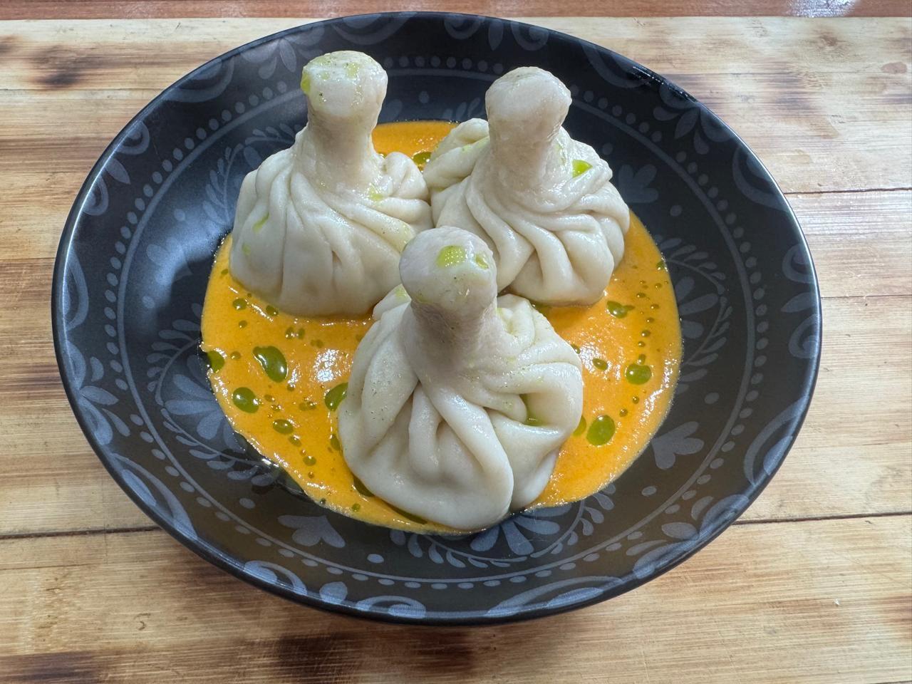 Хинкали с креветками и соусом «Биск», 395 гр.