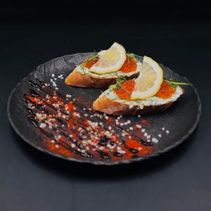 Брускетта с красной икрой