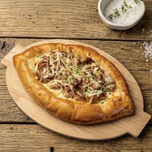Хачапури по-аджарски с реберным мясом и томатами, 350г